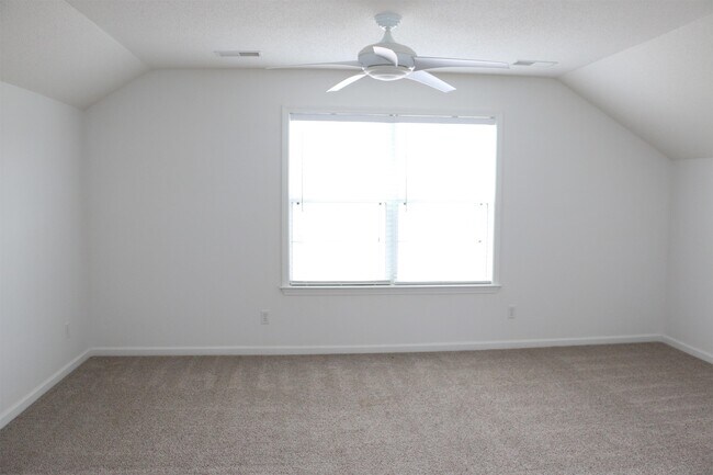 Building Photo - 10 Bushwood Dr