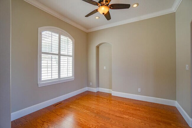 Building Photo - FOUR BEDROOM HOUSE IN LACAMAS SHORES WINTE...