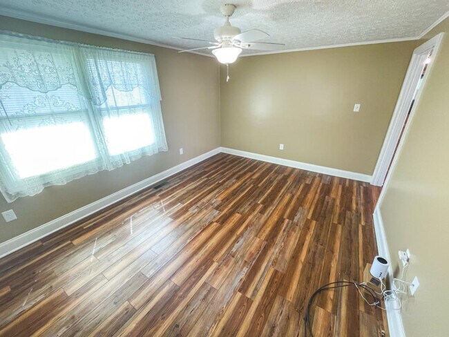 Building Photo - 1206 Golf St