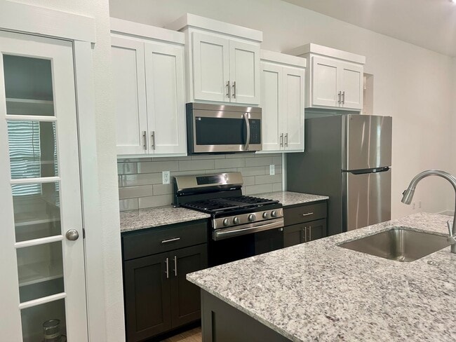 Building Photo - Great floorplan on a corner lot!