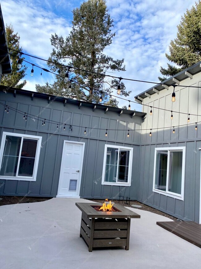 Building Photo - Mid-Century Modern Courtyard Gem in the Old Farm District