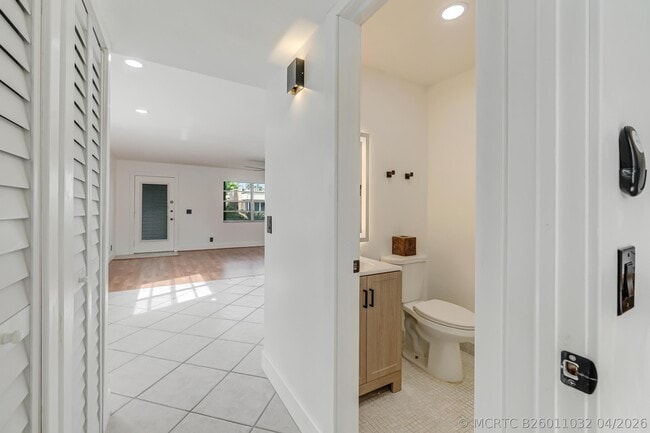 Building Photo - 560 Capri Ln