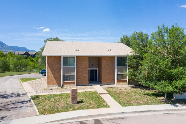 Building Photo - 1140 Holli Springs Ln