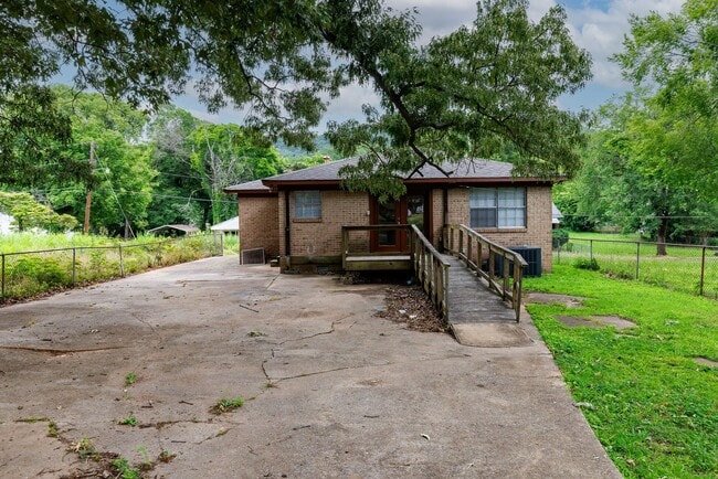 Building Photo - 3 Bedroom/2 Bath in Birmingham