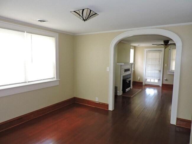 Building Photo - Call Linda 804-642-2106 or linda@vacosold.com