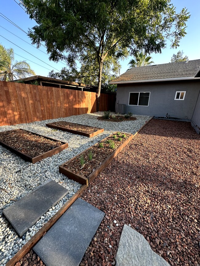 Building Photo - 2037 Robert Way