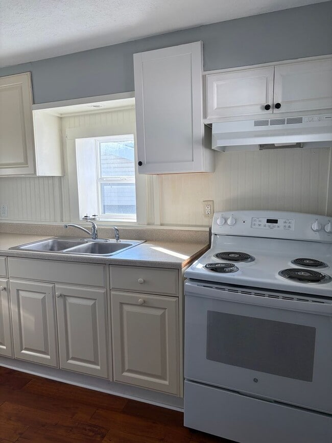 Building Photo - Quaint 1 Bedroom