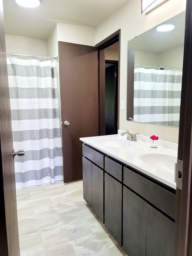 Building Photo - Auburn Triplex