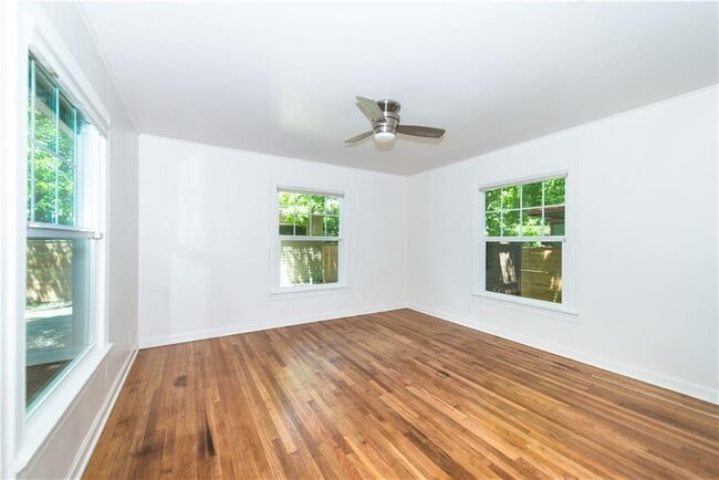 Building Photo - 906 E 53rd St