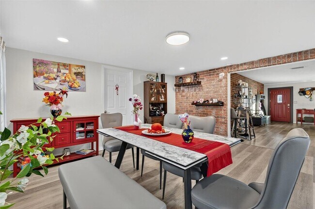 Building Photo - 11761 80th Ave