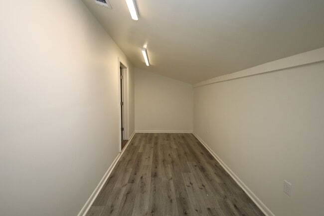 Building Photo - 743 E Brookwood Dr