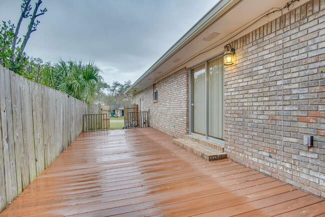 Building Photo - Beautiful 3BR Home in North Hill – Special: ½ Off Deposit for Active-Duty Military!