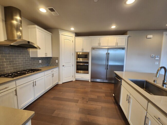 Building Photo - Large Spacious 4 Bed Home