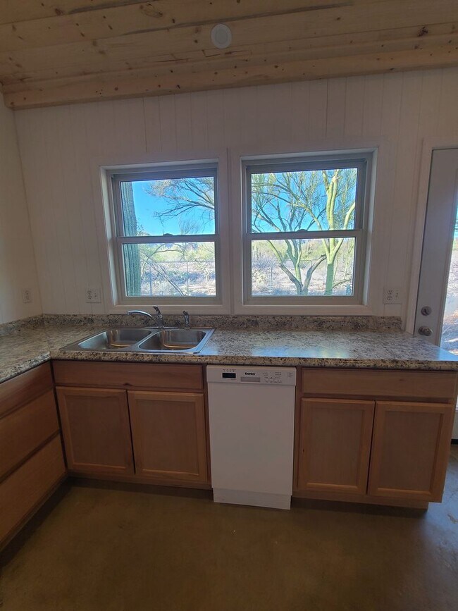 Building Photo - $500 OFF! NEWLY RENOVATED STUDIO W/ WASHER...