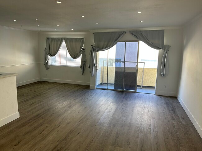 Building Photo - 5328 Newcastle Ave