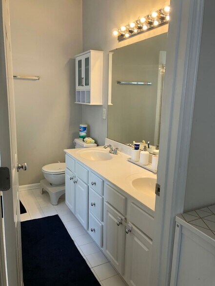 Building Photo - 1409 Crimson Creek Dr