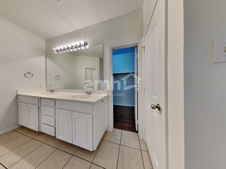 Building Photo - 2609 Alpena Dr