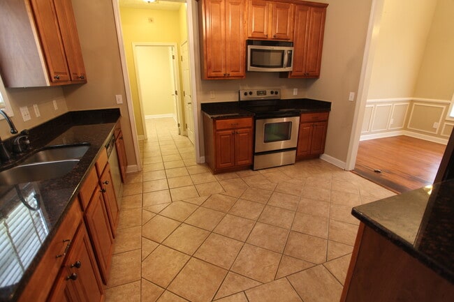 Building Photo - Beautiful 3bed/2bath residential home available in August!