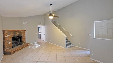 Building Photo - 3 Bedroom 2.5 Bathroom Townhouse Available...