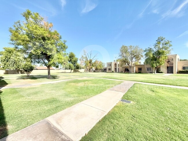 Building Photo - 2113 E Dunbar Dr