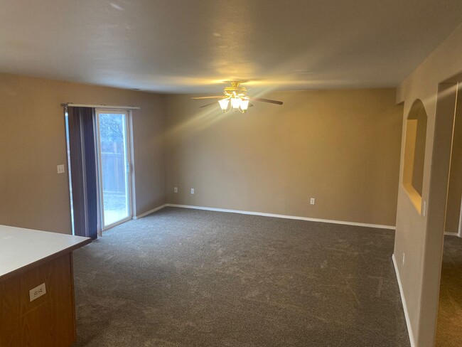 Building Photo - 4 bedroom Sw Redmond home!