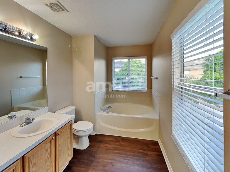 Building Photo - 10725 Bamboo Rod Cir
