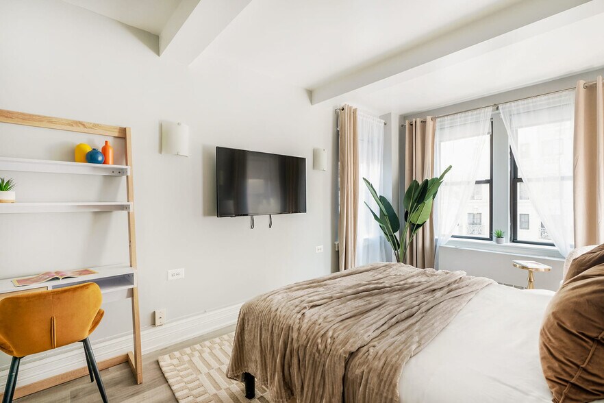 Building Photo - 240 W 73rd St