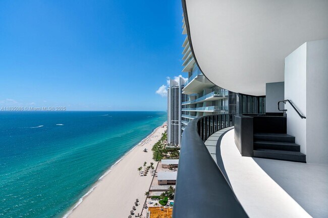 Building Photo - 18555 Collins Ave