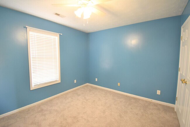 Building Photo - 3 Bedroom 2 Bath with Bonus Rooom