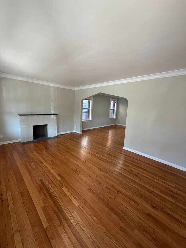 Building Photo - 5041 Lindenwood Ave