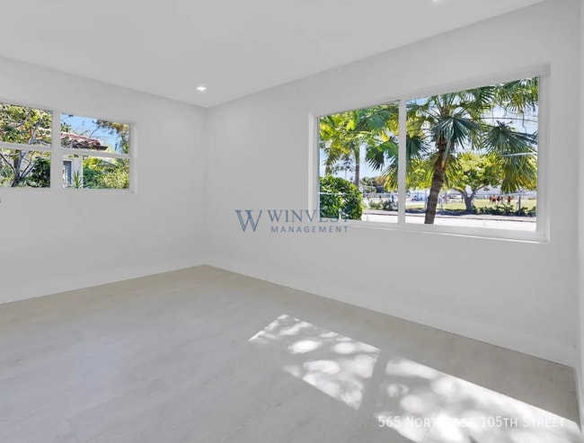 Building Photo - 565 NE 105th St