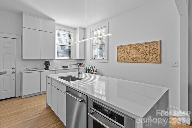 Building Photo - 609 Queens Rd