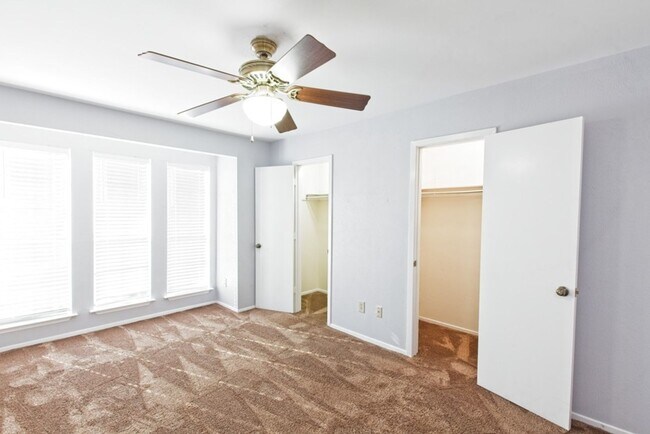Building Photo - Dallas Townhome with Reserved Parking