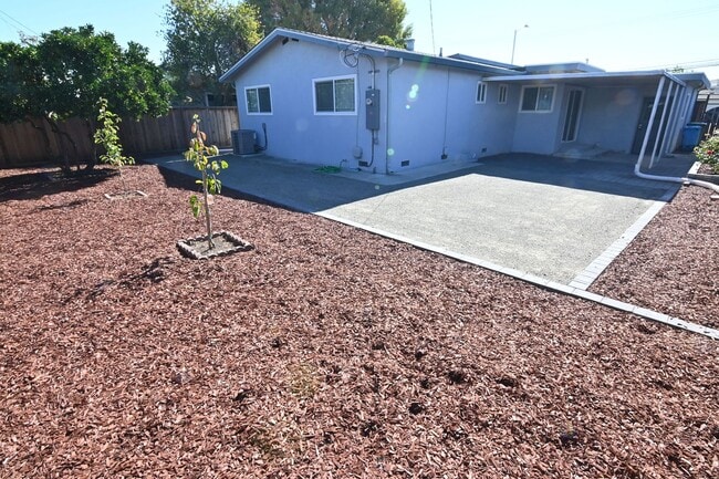 Building Photo - Central Santa Clara Location, 3/2 with AC