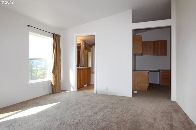 Building Photo - 3 Bedroom Home with Amazing Views