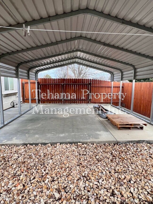 Building Photo - Beautiful 3 bedroom 2 bath home in Red Bluff