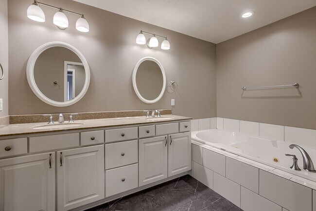 Building Photo - Must See West Omaha 5 Bedroom!!