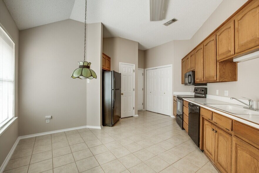 Building Photo - 7625 Mahonia Dr