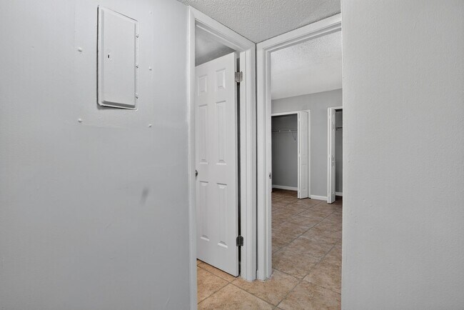 Building Photo - 53 Windtree Ln