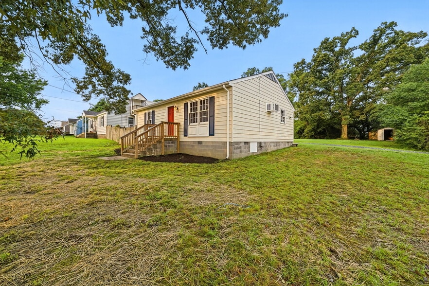 Building Photo - 300 Marlin Dr