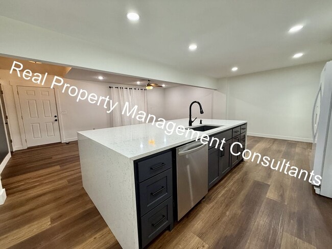 Building Photo - Spacious 4 Bedroom Home in Shawnee Mission!