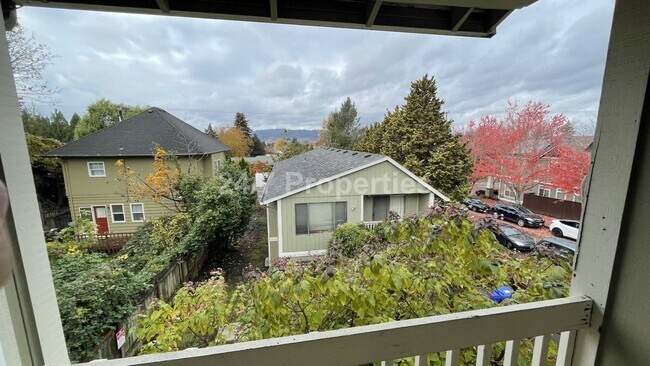 Building Photo - SE Portland - 2BD I 1BA - Top Floor w/ Balcony!