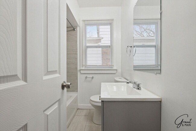 Building Photo - 4 bedroom $1300