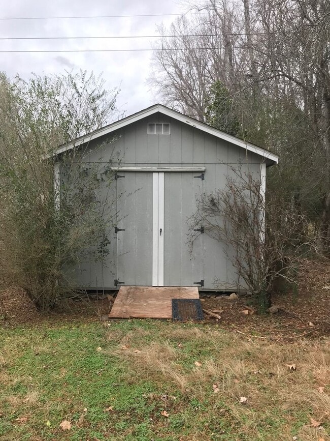 Building Photo - 2-Bedroom Home with Bonus Room & Large Wooden Deck | Pet-Friendly Near I-40 & City Lake