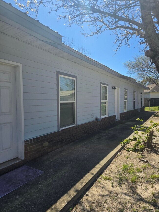 Building Photo - 204 Ann Cir