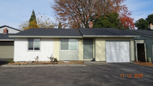 Primary Photo - **AVAILABLE SOON** 3 Bedroom RANCH STYLE in Hillsboro!