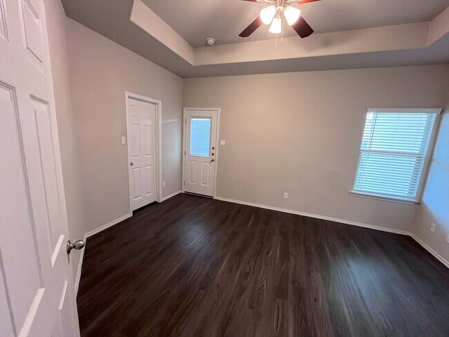 Building Photo - Available NOW, No Carpet, Ceiling Fans, La...