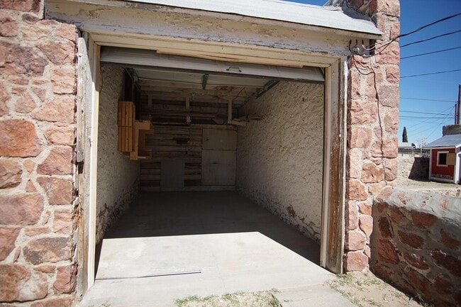 Building Photo - 3815 Mountain Ave