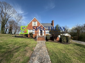 Building Photo - 1148 Lake Dr