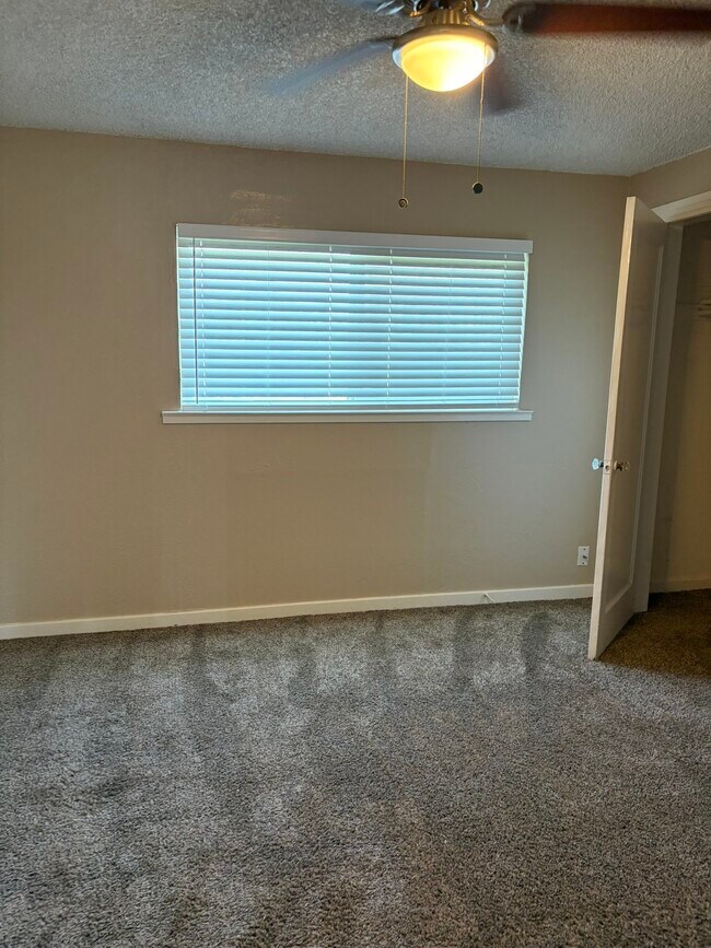 Building Photo - 6832 E Harvey Ave